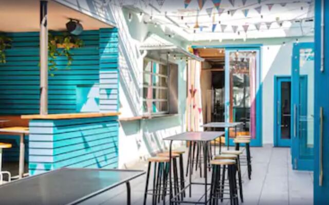 Barrys Beach Road Hotel