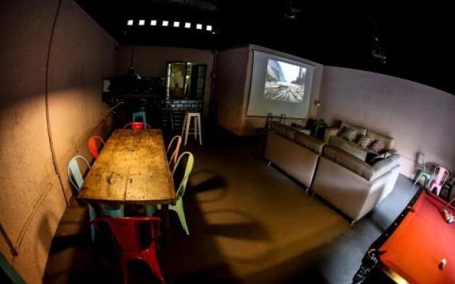 Um Hostel