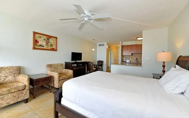 Lahaina Shores #425 Studio Bedroom Condo by RedAwning