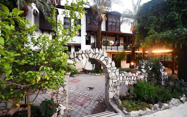 The Moonlight Apart Hotel
