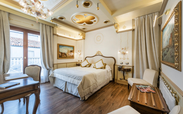 Monaco & Grand Canal Hotel