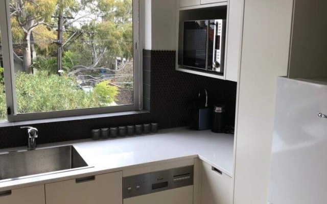 Sun-Drenched 1 Bed Studio Apt Newtown Parking