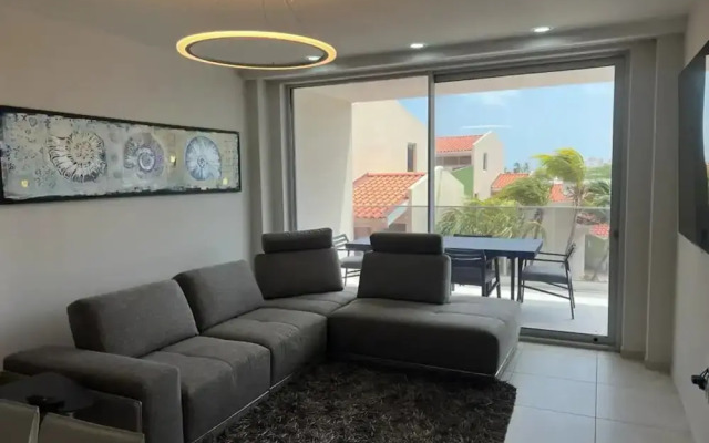 Eagle Beach Modern 2br2ba Beachfront Condo w Pool
