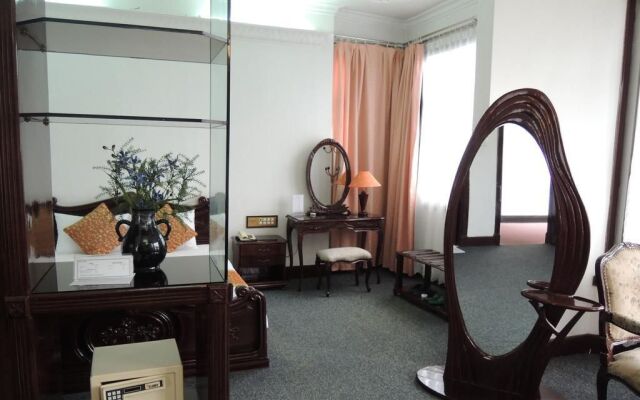 Trade Hotel Lake View
