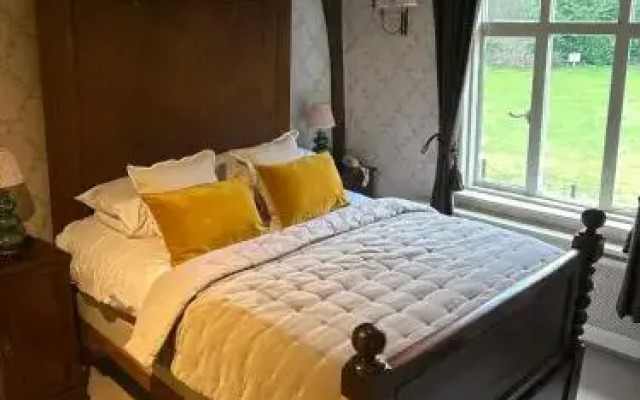 Ravenwood Hall Hotel