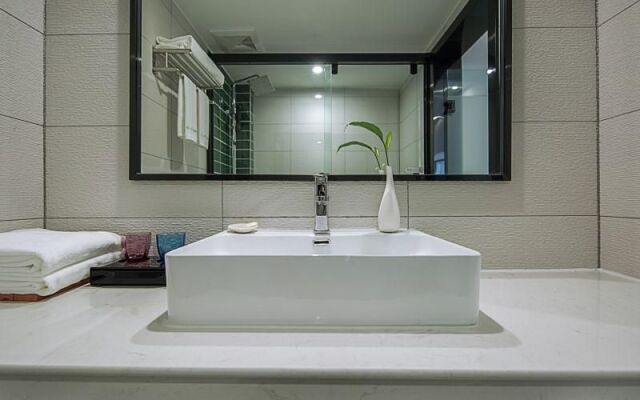 Green Tree Inn Tengchong Rehai Hot Spring Airport