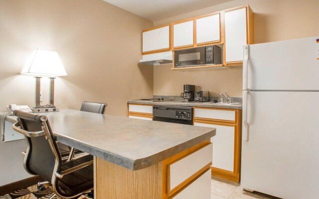 Hawthorn Extended Stay by Wyndham Milwaukee Airport
