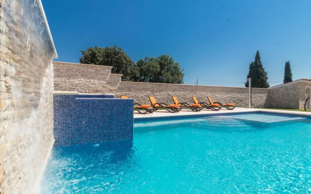 Villa in Pula With Swimming Pool