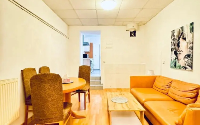 Cozy 2BR Apt Sleeps 6 Direct City Access