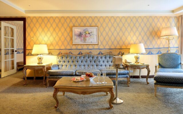 Le Midi Hotel