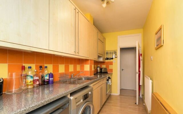 Cute 2BR Home Near Tower Bridge, 4 Guests