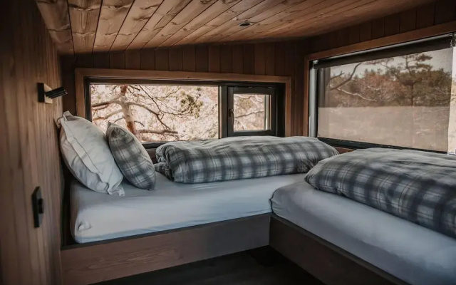 Luxurious Tree Top Cabin by the Lake