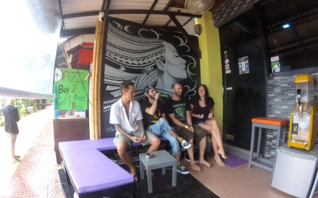 Coma Lounge & Hostel