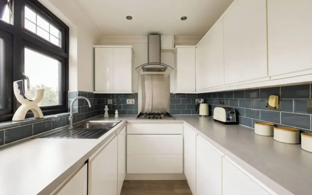 Beautiful Room in Acton