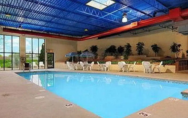 Days Inn & Suites Milwaukee Airport