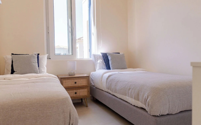 Phaedrus Living: Seaside Thalassa Cretan 202