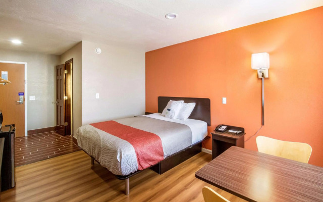 Motel 6 Rossford, OH