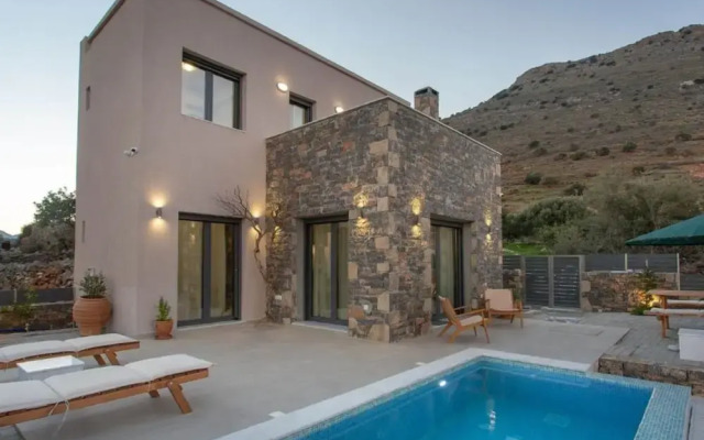Mesmerising Villa in Plaka Elounda With Pool