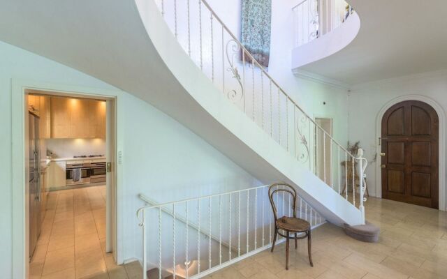 Exquisite 4 Bedroom House with Pool