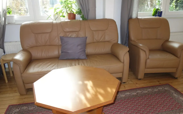Tolstov-Hotels Large 3 Room Apartment with Garden