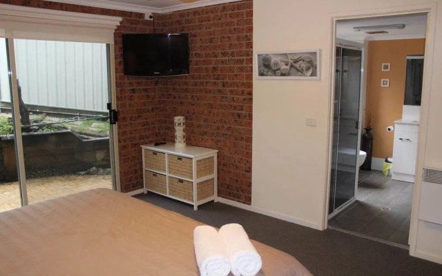 Pacific Heights Holiday Apartments & Munn's Tower House