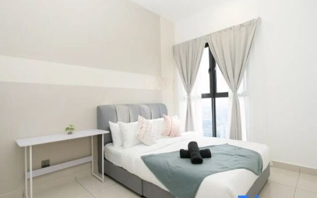 Cozy Skyline Retreat at Trion KL, Level 63