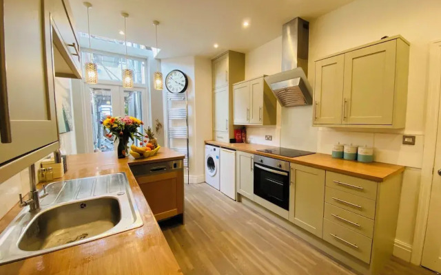 Blackpool - 4 Beds - Sleeps 10 - Pet Friendly
