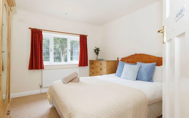 Charming Beach Getaway - Spacious 4BR Sunny Garden