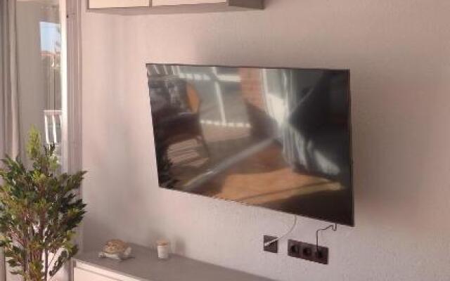 California Suite - All-day Sunny 2-Bedroom Apartment