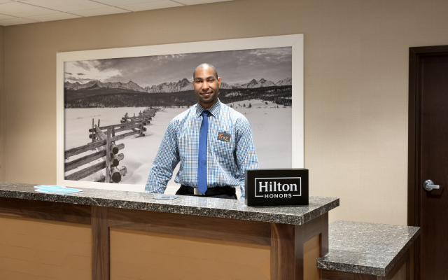 Hampton Inn & Suites Teaneck Glenpointe