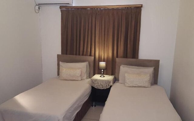 Savoy Lodge With Breakfast Included - Standard Double Room 6