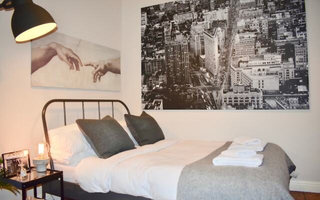 Stylish 2 Bedroom Georgian Apartment in City Centre