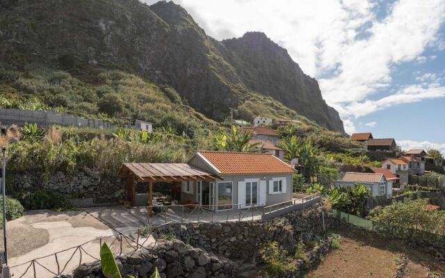 A Haven by the Sea, Casa da Rocha de Baixo,