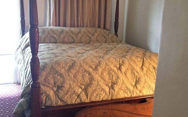 Nine-0-Five Royal Hotel