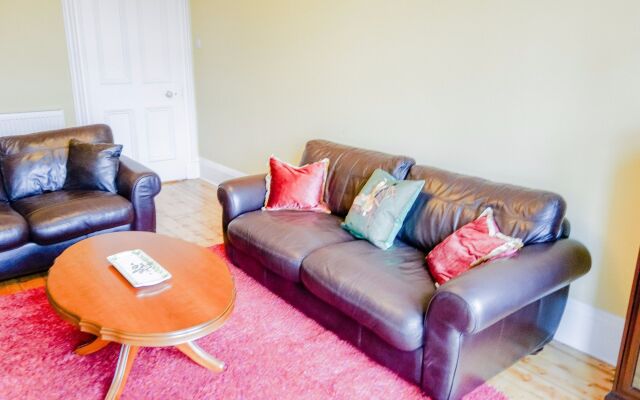 Newly Furnished Flat on Leith Walk, Sleeps 4