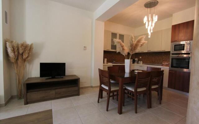 Shemesh Gardens House