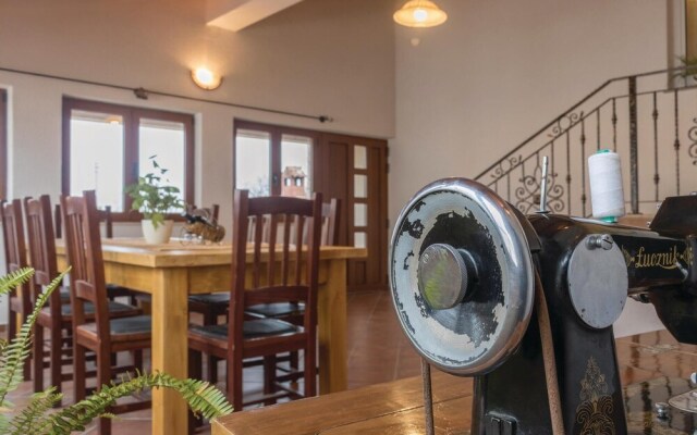 Beautiful Home in Sisan With Wifi and 5 Bedrooms