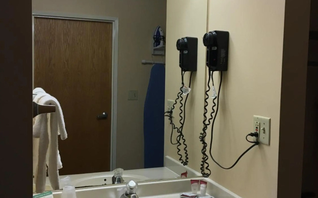 Cabot Inn & Suites