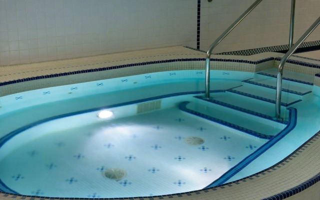 Royal Scot Hotel & Suites