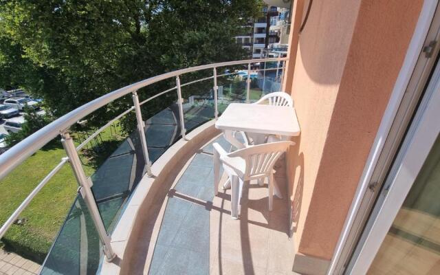 Oasis dream apartment with pool by the sea