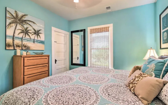 2 Mi to Beach & Seawall! Coastal Winter Escape