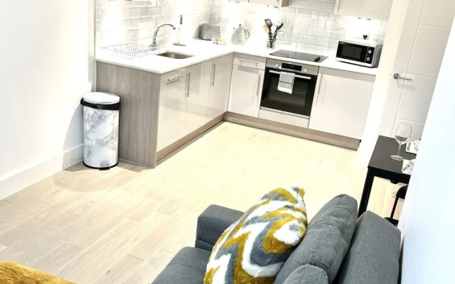 Luxurious MK City Apartment- Walk to Train Station