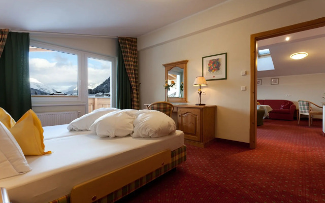 Hotel Elite (Adults Only 16+)