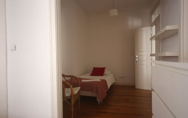 Stunning Apartment Near Chiado