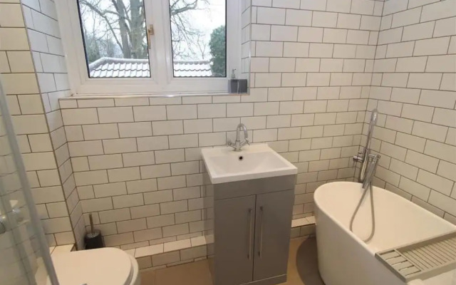 St Albans Spacious Party House