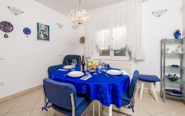 Stunning Home in Kremenici With Wifi and 2 Bedrooms