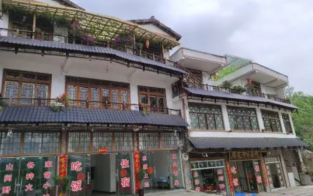 Tenglong Buyi Chinese Inn (Longgong Scenic Area)
