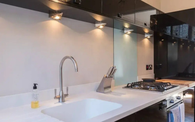 Stylish 1-bed With a Roof Terrace