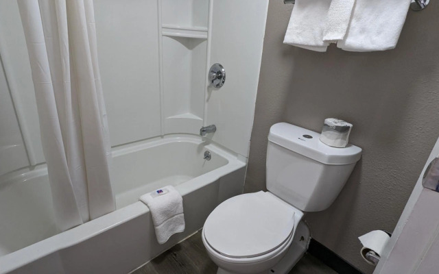 Motel 6 Leominster, MA