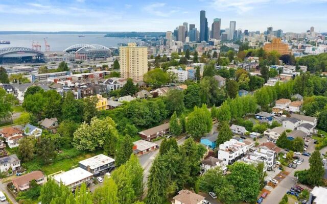 Seattle Cloud 2BR Prime Location